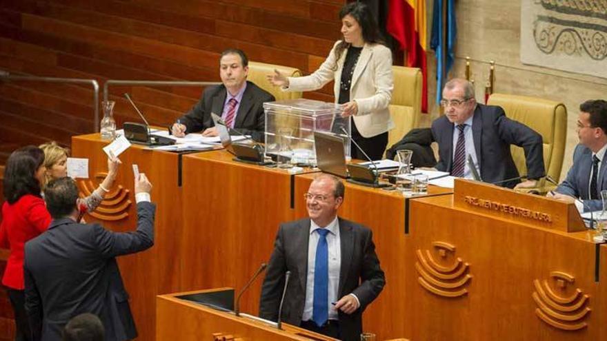 Un Parlamento extremeño dividido presiona para que el Gobierno no avance en la ley del aborto