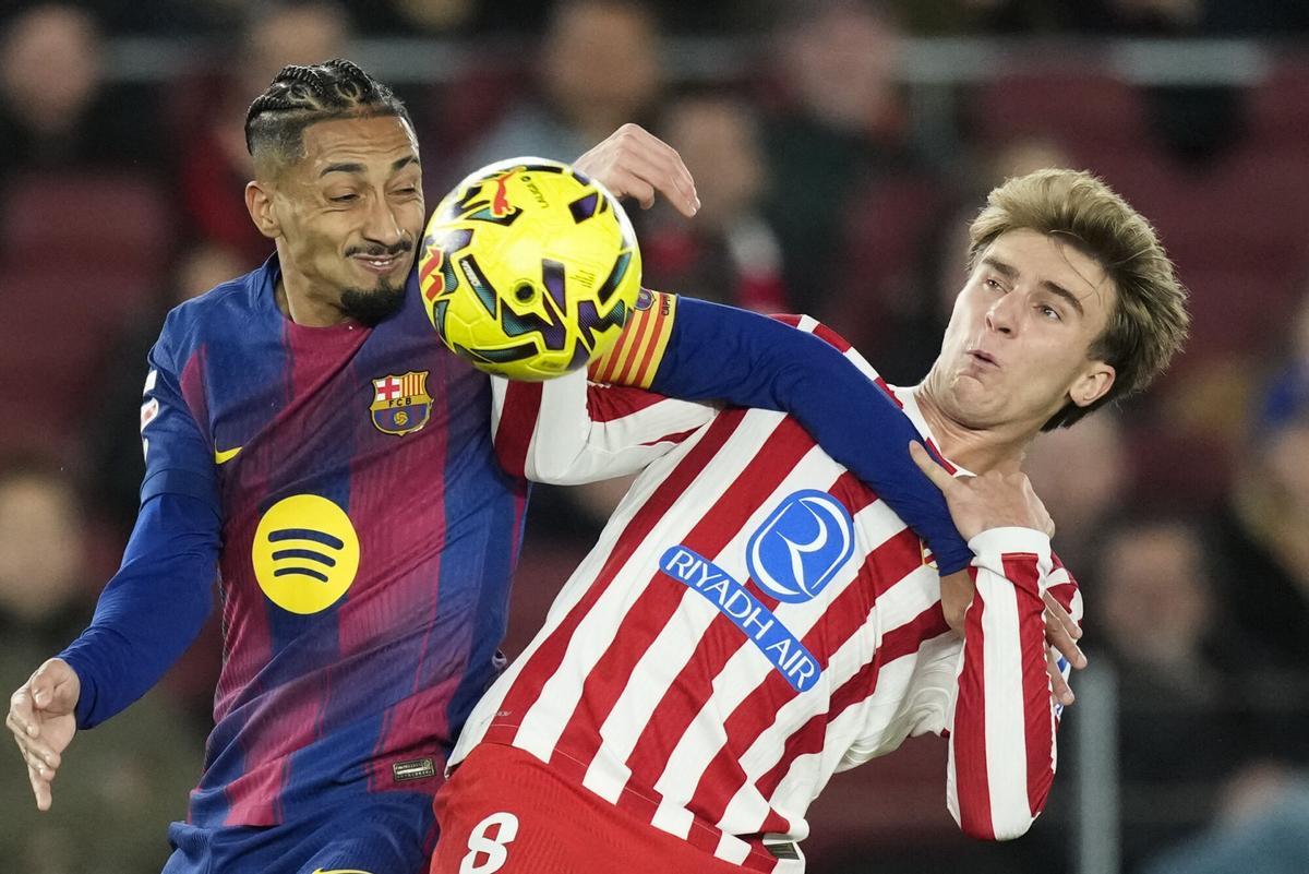El delantero del Barcelona Raphinha (izda) en acción ante el centrocampista del Atlético de Madrid Barrios, durante el partido adelantado de la jornada 19 de Liga disputado en el Camp Nou de Barcelona. EFE/Enric Fontcuberta. barça . atletico madrid. liga españa 2025/2026 barça . atletico madrid. 19. accion. spotify camp nou