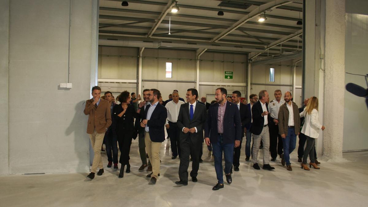 El consejero de Fomento, el alcalde y el vicealcalde, durante el recorrido por el palacio de congresos.