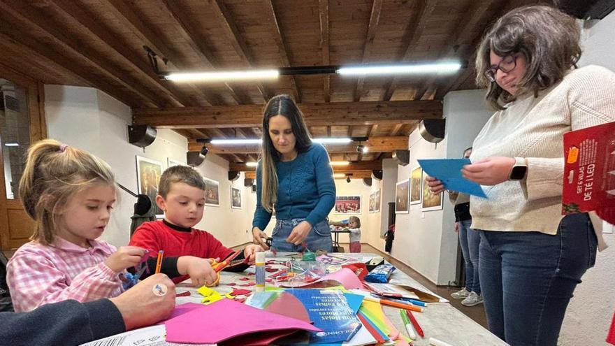 A la izquierda, Jimena Fernández y Alejandro Fernández, con las monitoras, durante el taller. | C. G.