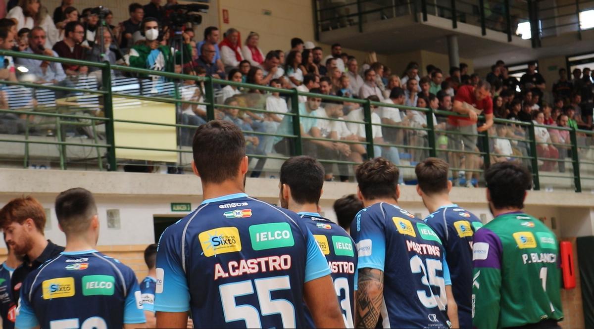 El Trops Málaga saluda a su fición en un partido de la pasada temporada.