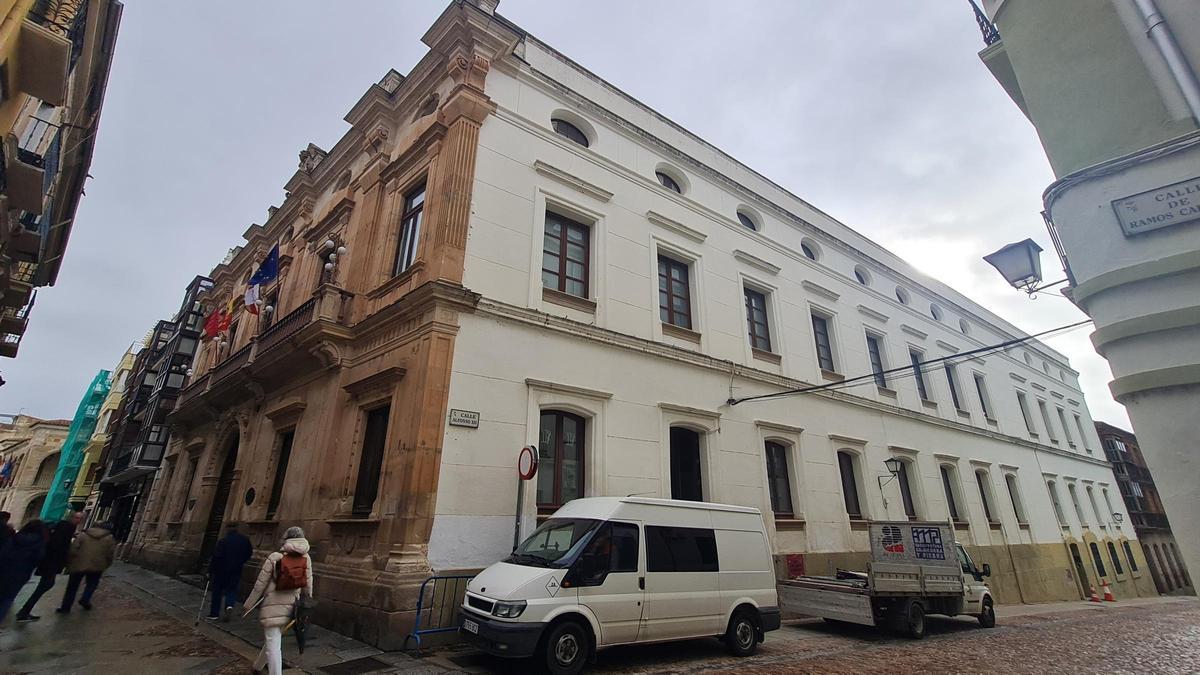 Exterior del palacio, entre la calle Ramos Carrión y Alfonso XII
