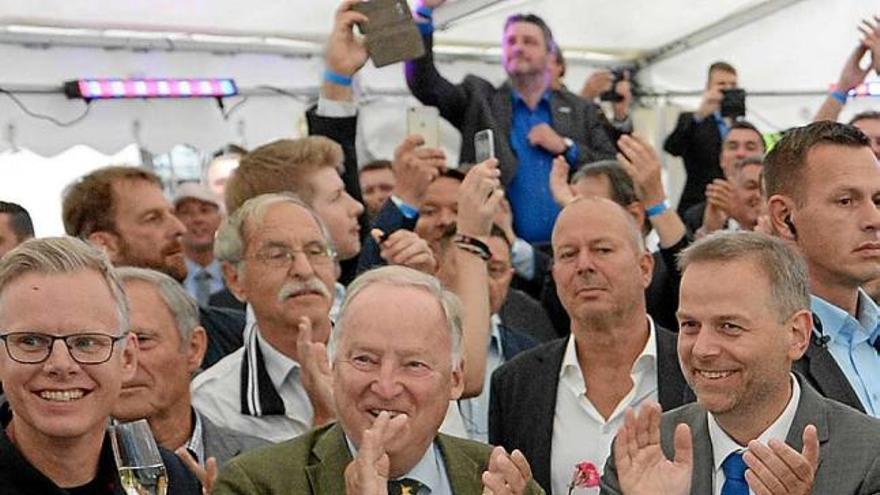 El candidat d&#039;AfD, Leif-Erik Holm, segon per la dreta, celebra els resultats