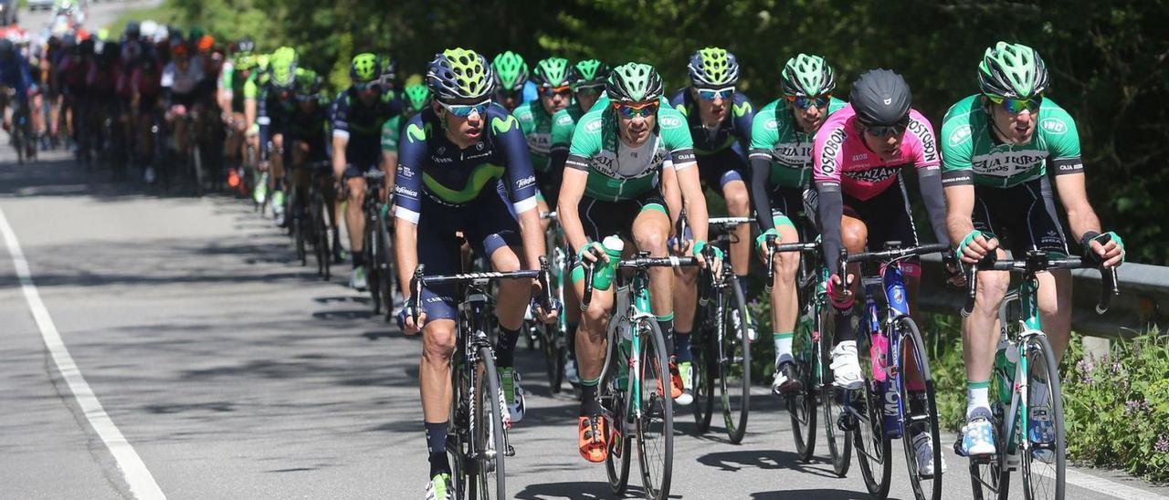 Corredores del equipo Caja Rural, en cabeza del pelotón por una carretera asturiana. | Irma Collín