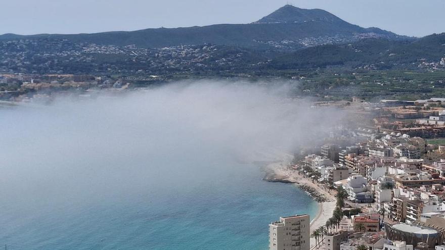 Otro tsunami de niebla se traga la bahía de Xàbia