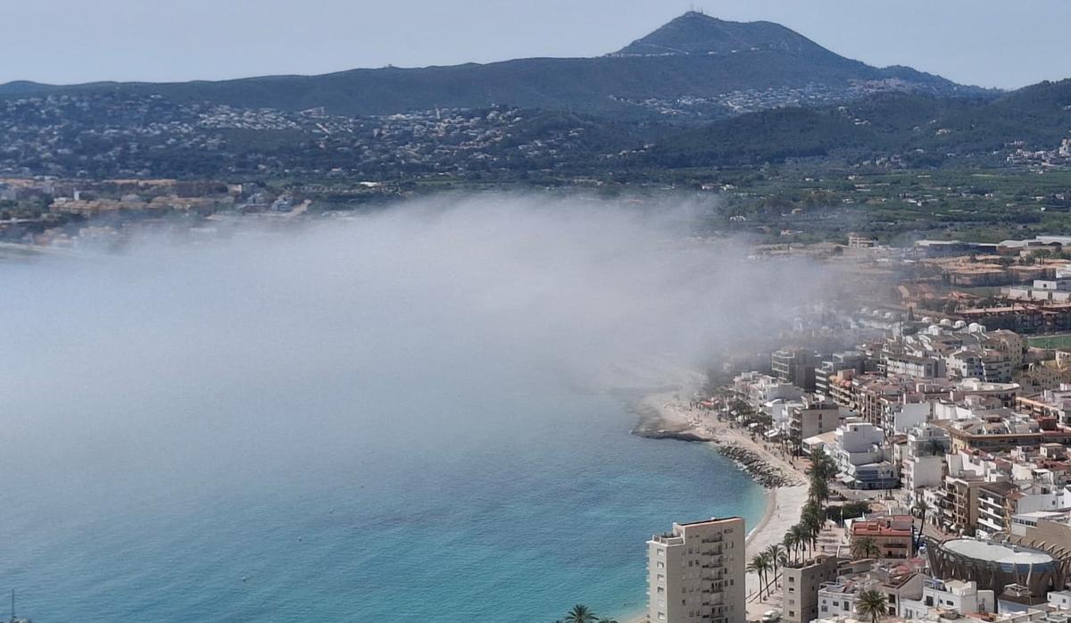 La niebla cuando ya empezaba a deshilacharse. Parecía un brochazo blanco en la bahía