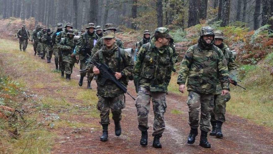 Un grupo de alumnos de la Escuela Naval durante el entrenamiento en tierra. // S.A.