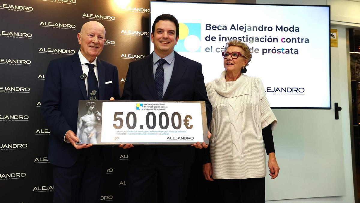 Entrega de la beca Alejandro Moda de Investigación al investigador Alberto J. Schuhmacher.