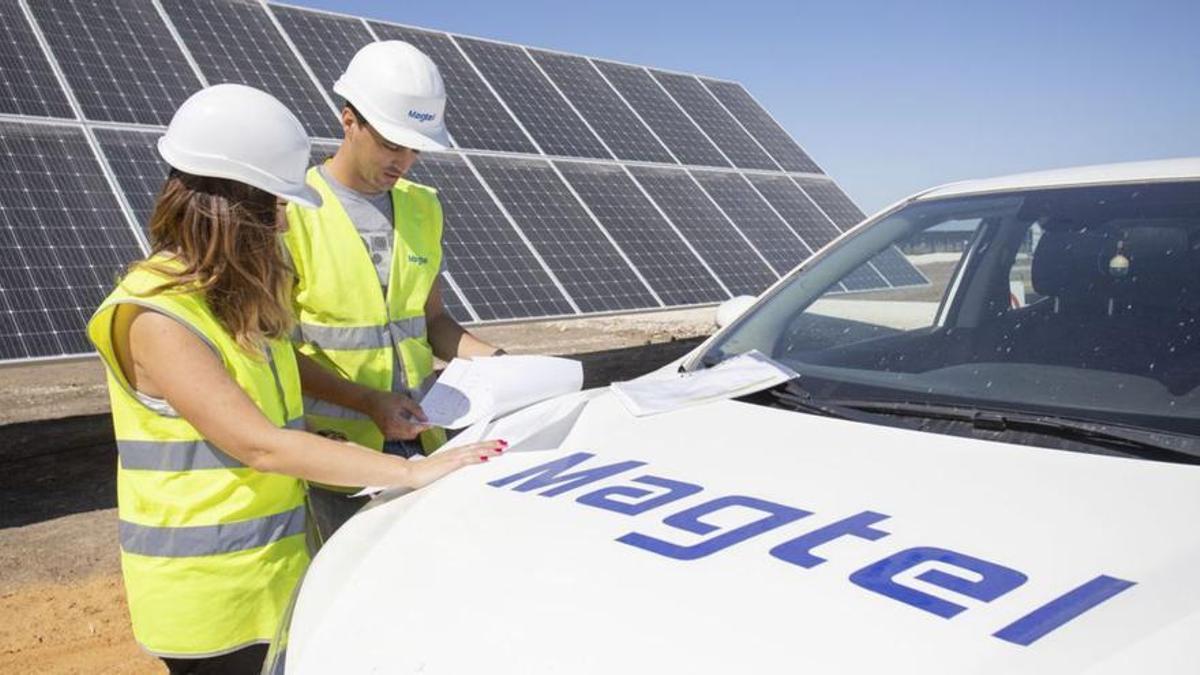 Operarios en unas instalaciones fotovoltaicas de Magtel en Córdoba.