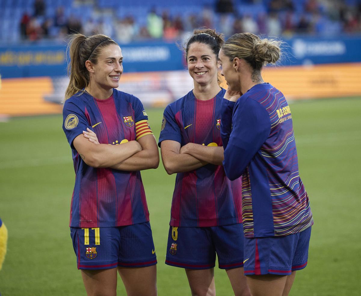 Alexia Putellas, Marta Torrejón y Mapi León, antes de un partido del Barça