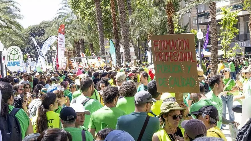 La protesta de profesores de este jueves en Alicante frente a la Casa de las Brujas