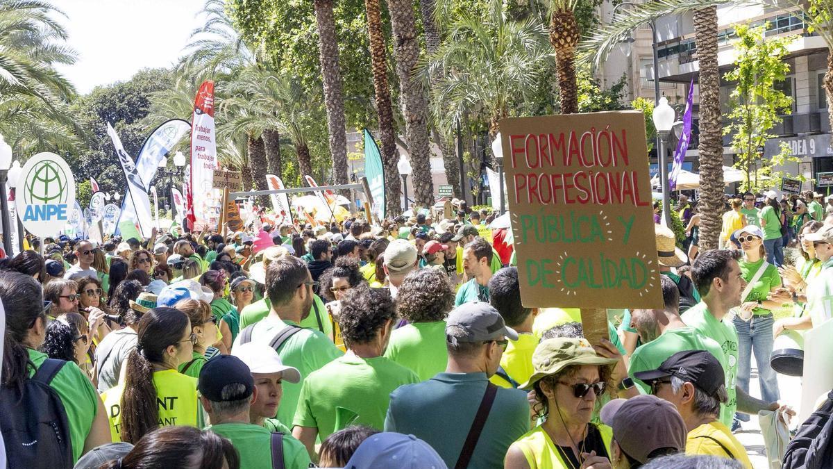 La protesta de profesores de este jueves en Alicante frente a la Casa de las Brujas
