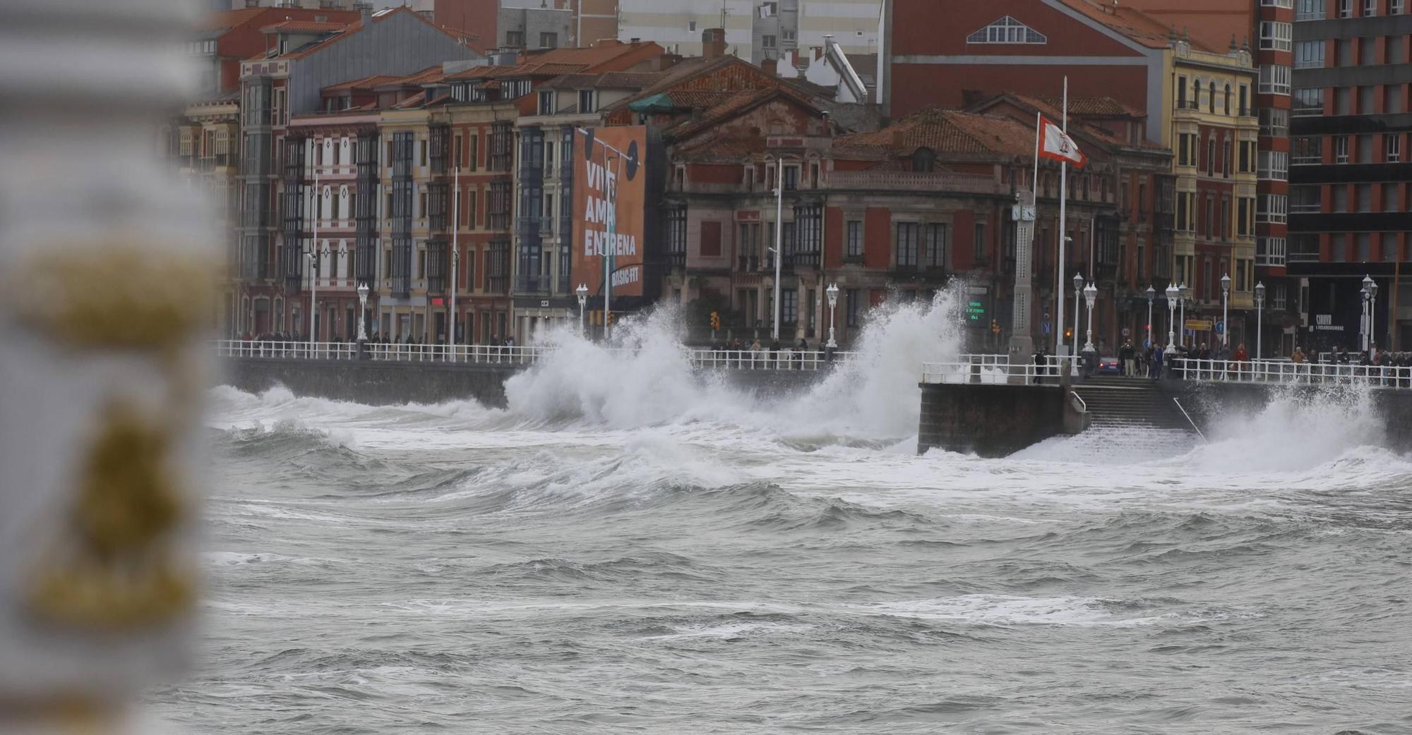 El oleaje vuelve a azotar la costa de Gijón y la Policía precinta parte del Muro (en imágenes)