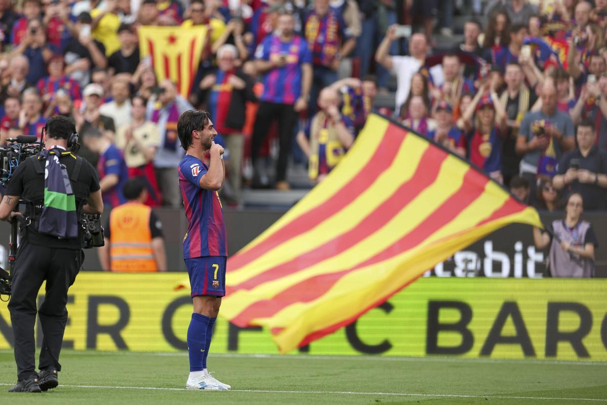 Ferran Torres comparte con la hinchada culé alegría por el primer gol marcado en el derbi.