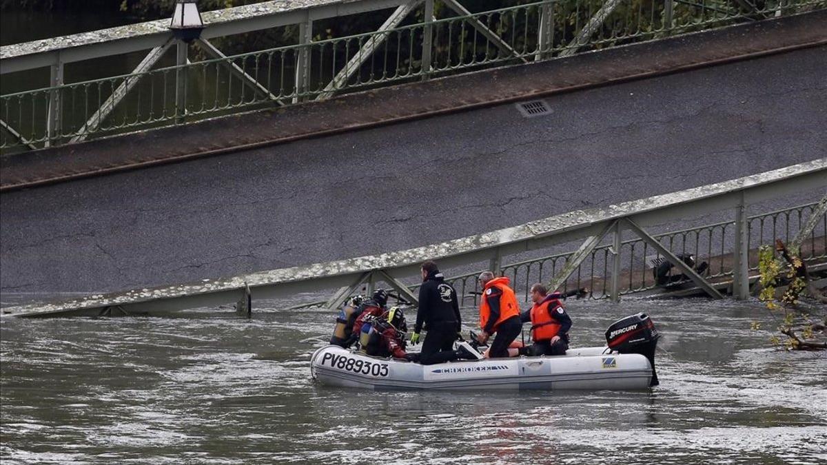 Labores de rescate en el puente que ha caído en Mirepoix (Francia)