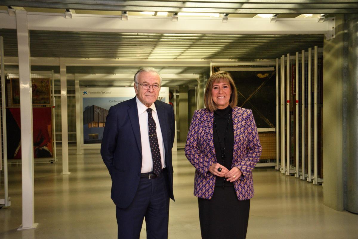 Isidre Fainé y Núria Marín, esta mañana en el almacén que será la futura sede de la colección de arte.