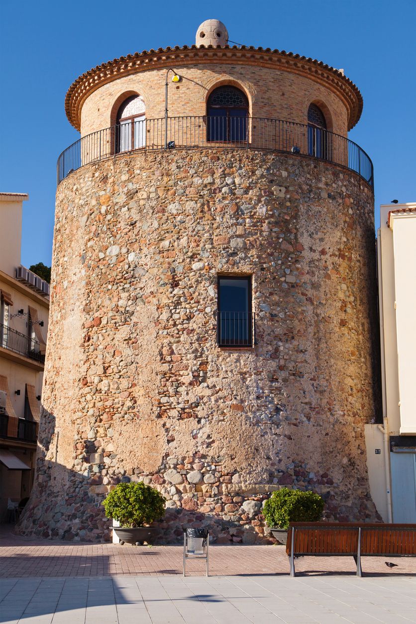 La torre del puerto es conocida por los visitantes de Cambrils.