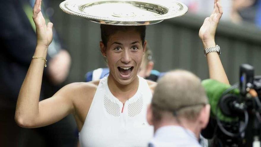 Garbiñe Muguruza bromea con la bandeja de plata de la campeona. // Gerry Penny