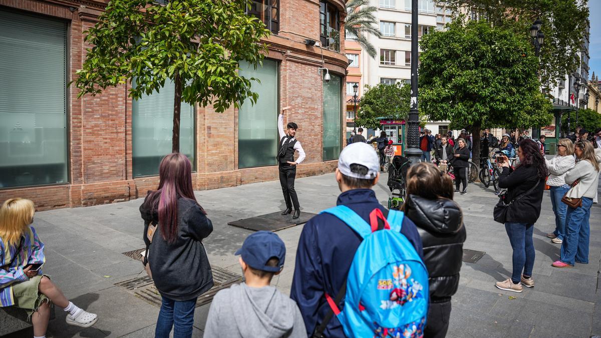 Turistas en el centro de Sevilla. El PP y Vox acuerdan en Sevilla aprobar en el próximo pleno la propuesta popular para limitar las licencias de pisos turisticos