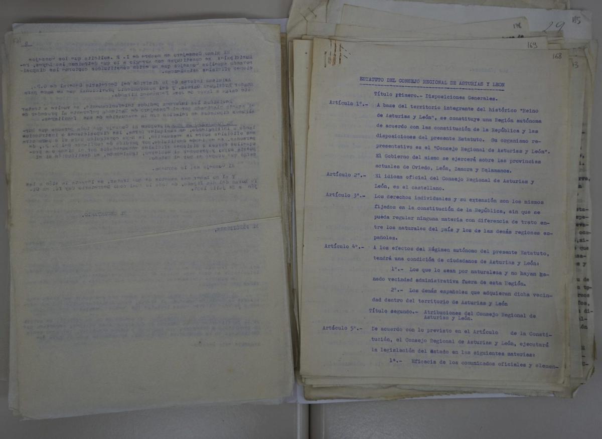 Tres páginas del proyecto legal hallado en el Archivo Militar de Ávila.