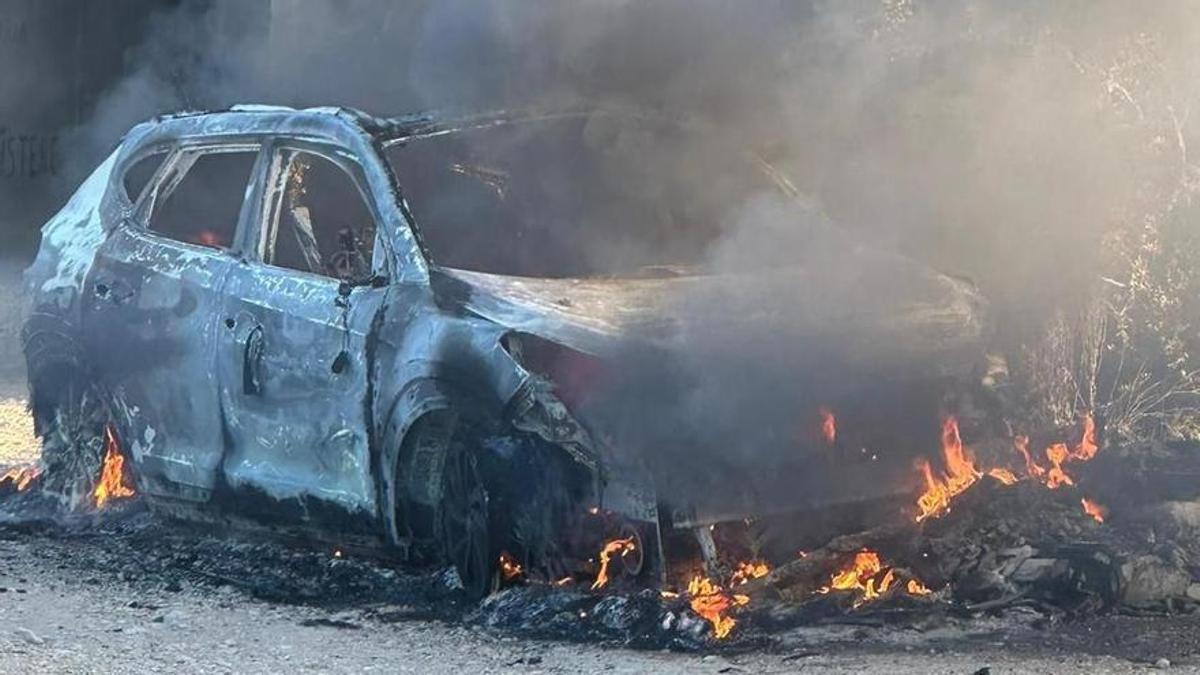 El coche incendiado en El Campello minutos después del crimen en La Vila Joiosa.