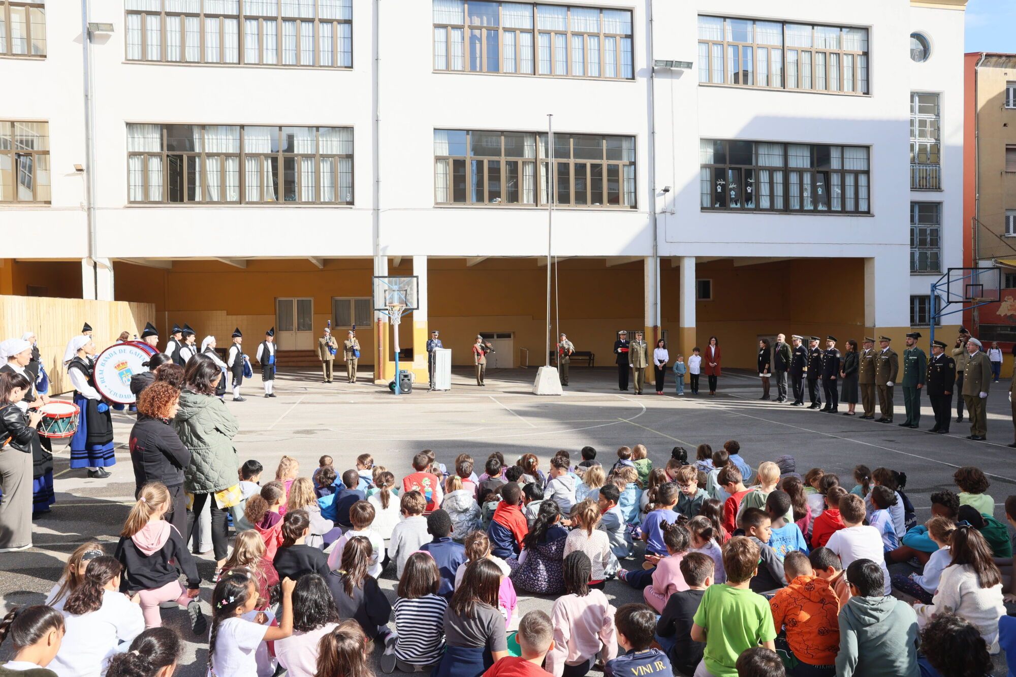 Escuelas Blancas. Acto de izado de la bandera con asistencia del delegado de Defensa y representantes de la Guardia Civil, la Policía Nacional y la Municipal, entre otros