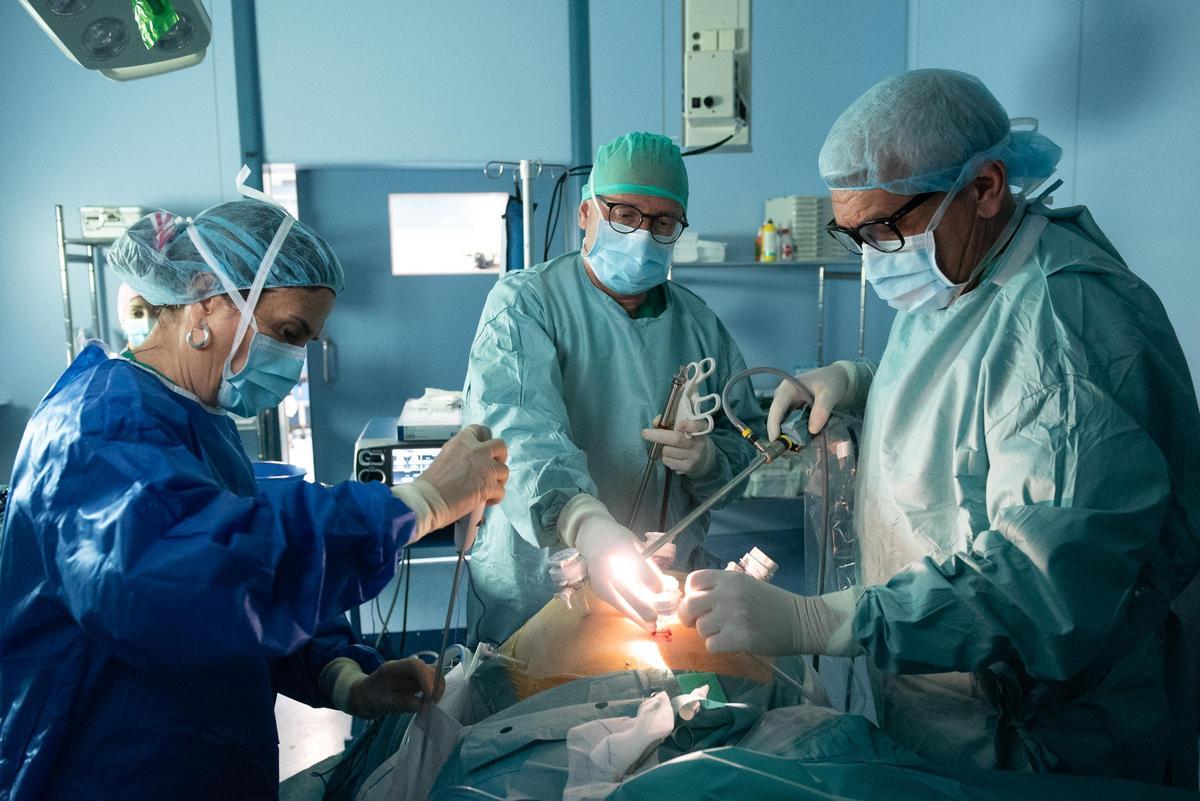 El equipo de Cirugía de la Obesidad de Juaneda Hospitales durante una intervención.