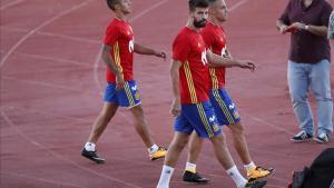 Thiago detrás de Piqué, en el entrenamiento del lunes en Las Rozas.