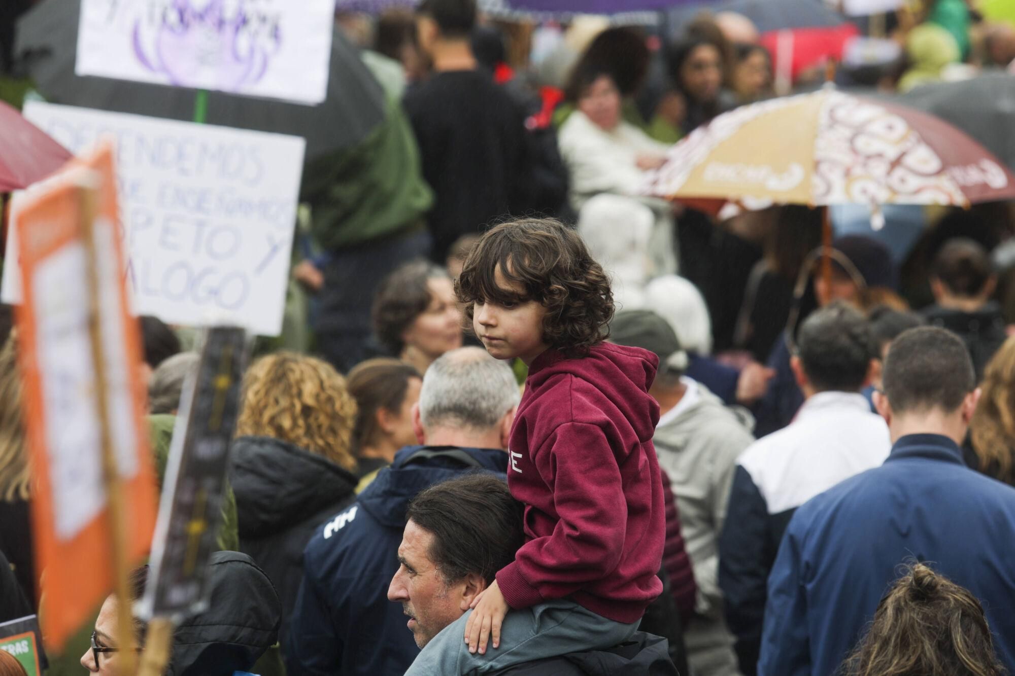 EN IMÁGENES: Así fue la gran manifestación de profesores por la enseñanza pública asturiana