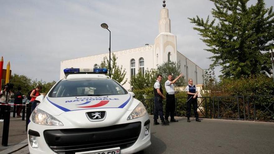 Dos muertas y una herida grave por un ataque con cuchillo cerca de París