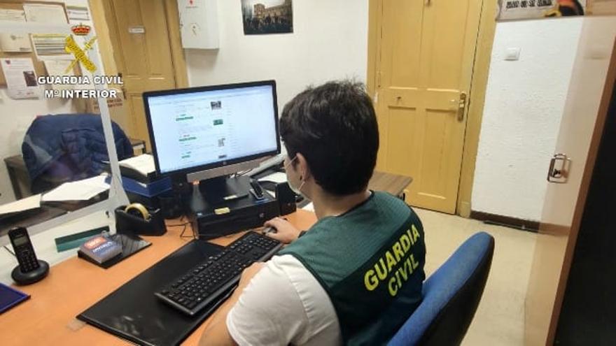 Un agente de la Guardia Civil, ante su equipo de trabajo e investigacion.