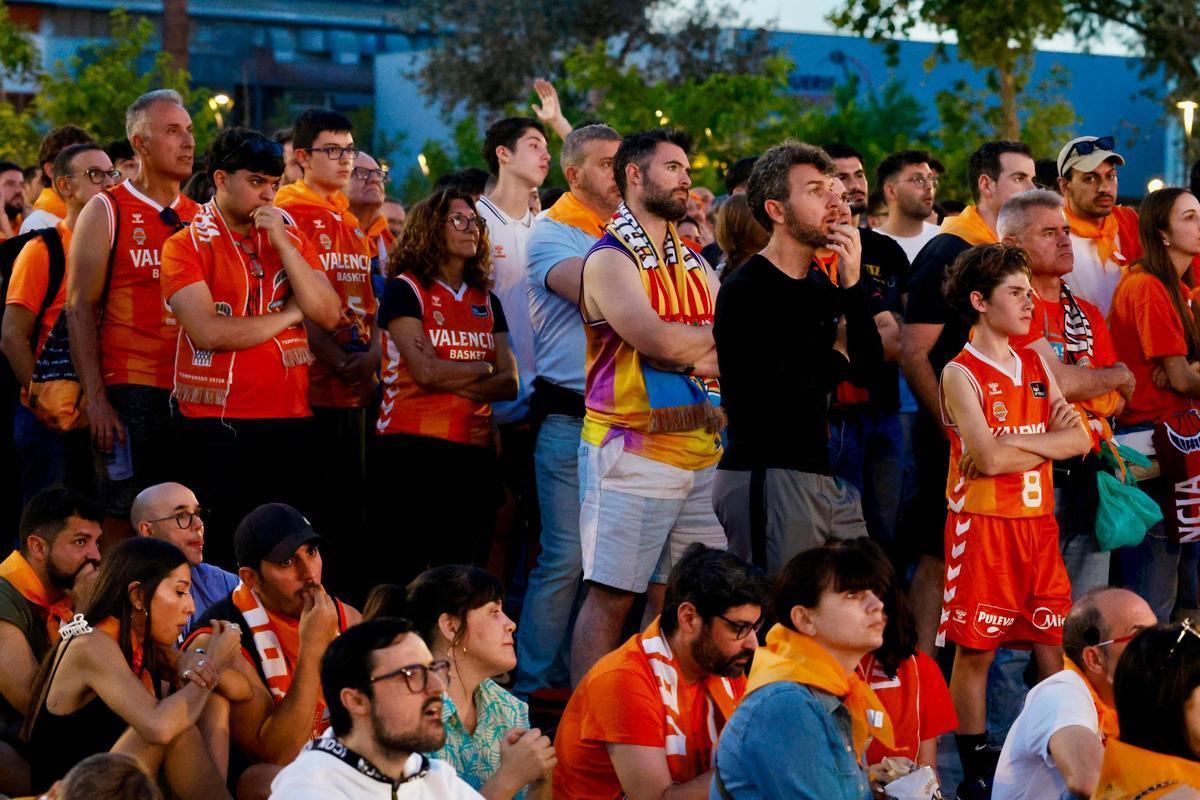 Ambiente taronja en el Roig Arena para ver la Final Four