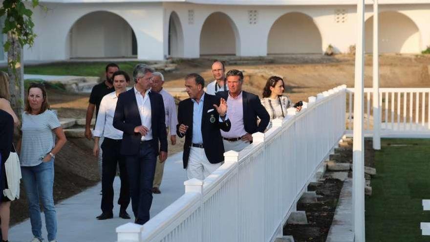 Basagoiti conversa con el alcalde de O Grove Cacabelos en un recorrido por el Beach Club. // Muñiz