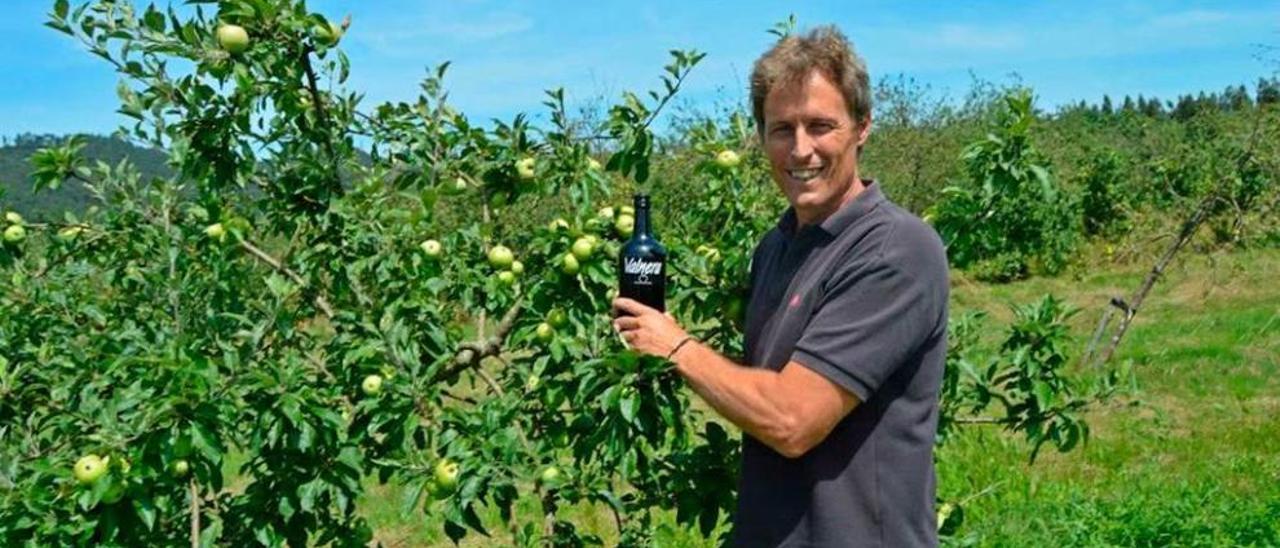 Antonio Torres, en su pumarada de la Rionda, con su vino de manzana.