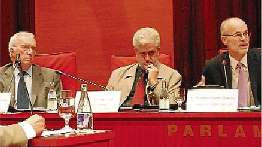 El conseller Castells durant la sessió informativa sobre l'informe relatiu als estudis contractats.