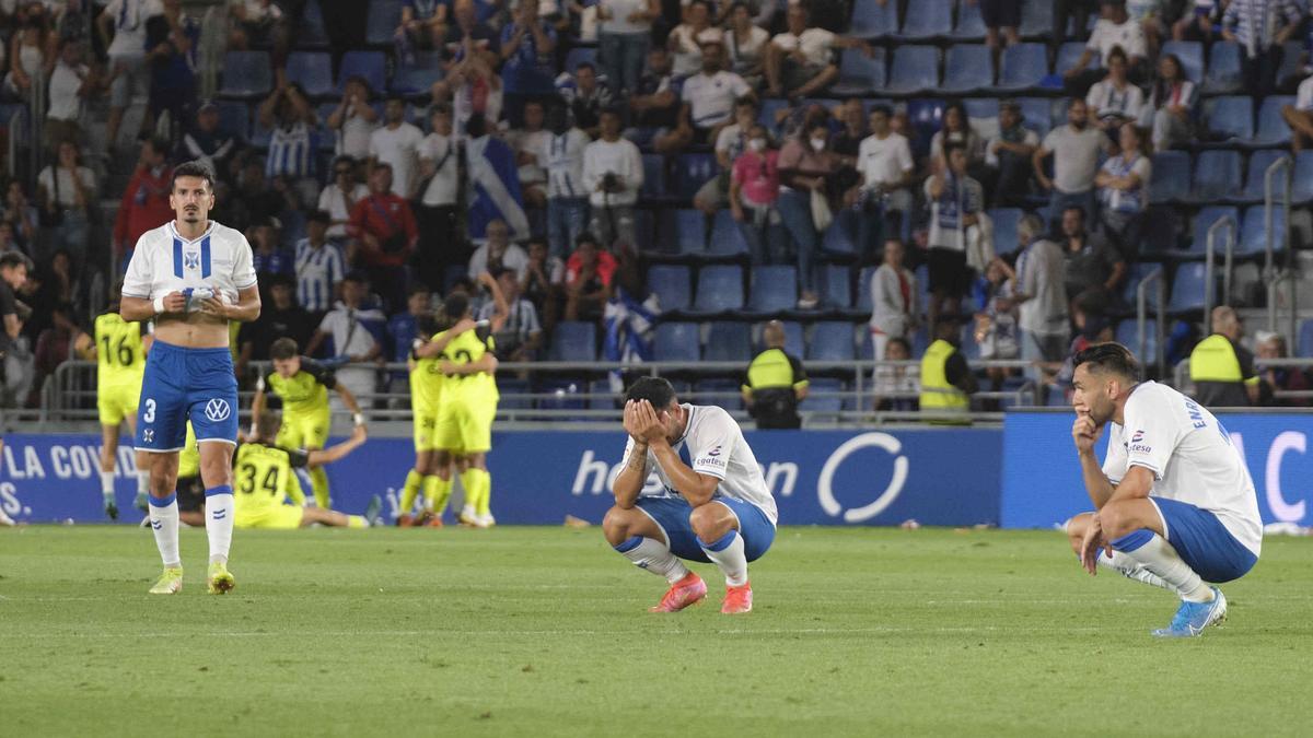 La reacción del Tenerife tras la derrota en la final de la promoción.