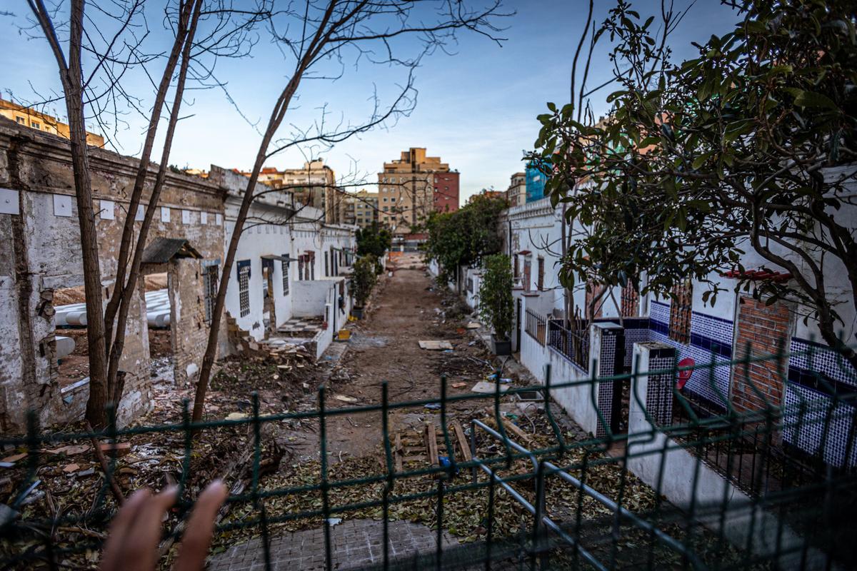 Barcelona desdibuja la huella de la Colònia Castells, el reducto obrero de Les Corts