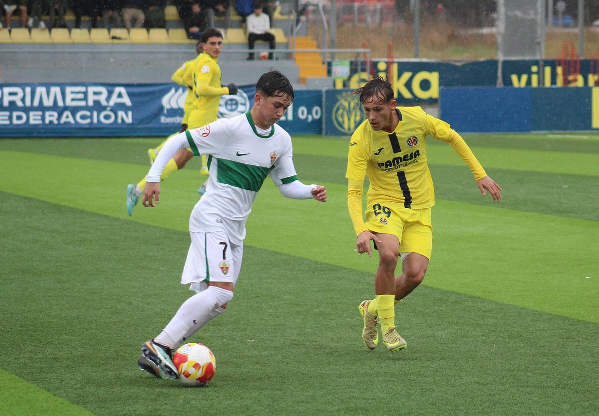 El lateral Adrián Vivó intenta frenar al extremo del juvenil del Elche, Cassio Giorgi.