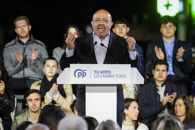 El candidato del PP a la Generalitat, Alejandro Fernández, durante el acto de inicio de campaña que los populares han celebrado hoy jueves en Castelldefels, en Barcelona.