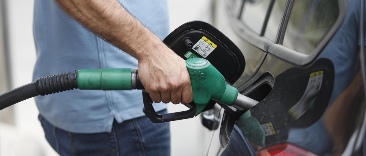 Un hombre reposta en una gasolinera.