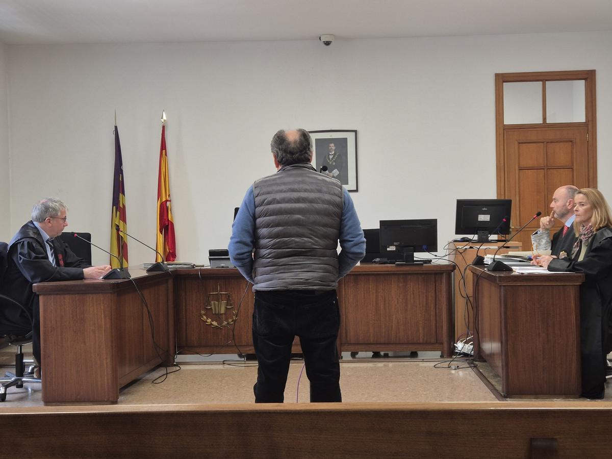 El octogenario condenado por matar al perro de su vecino de Porreres de un disparo, en el juicio.