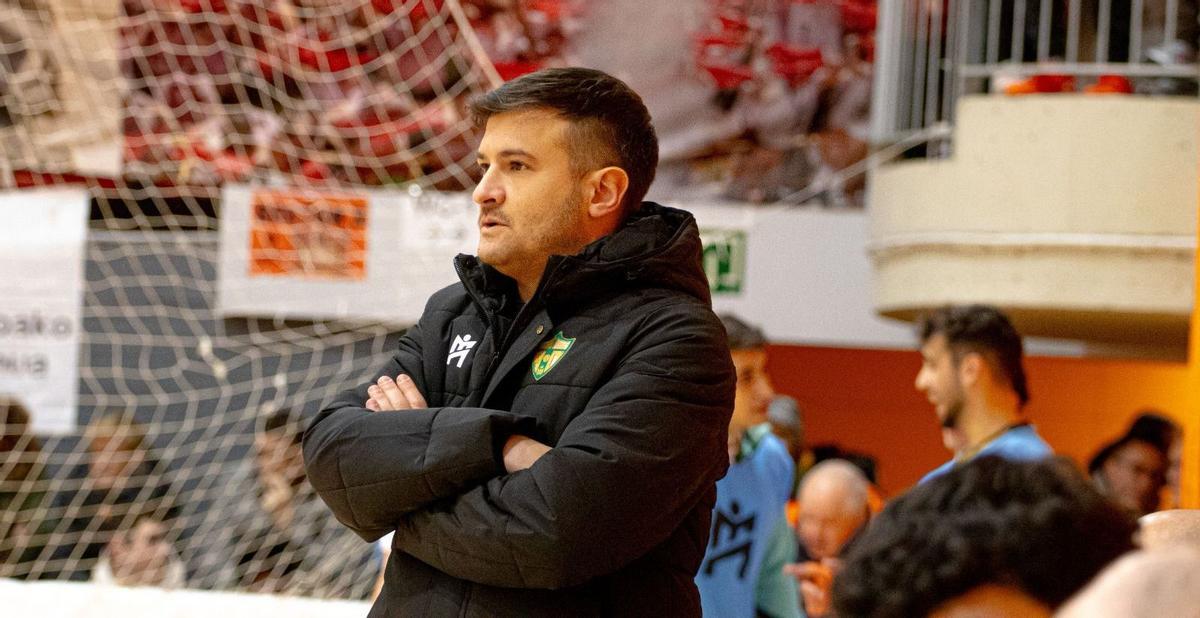 Emanuel Santoro, técnico del Córdoba Futsal, sigue el encuentro de Tudela.