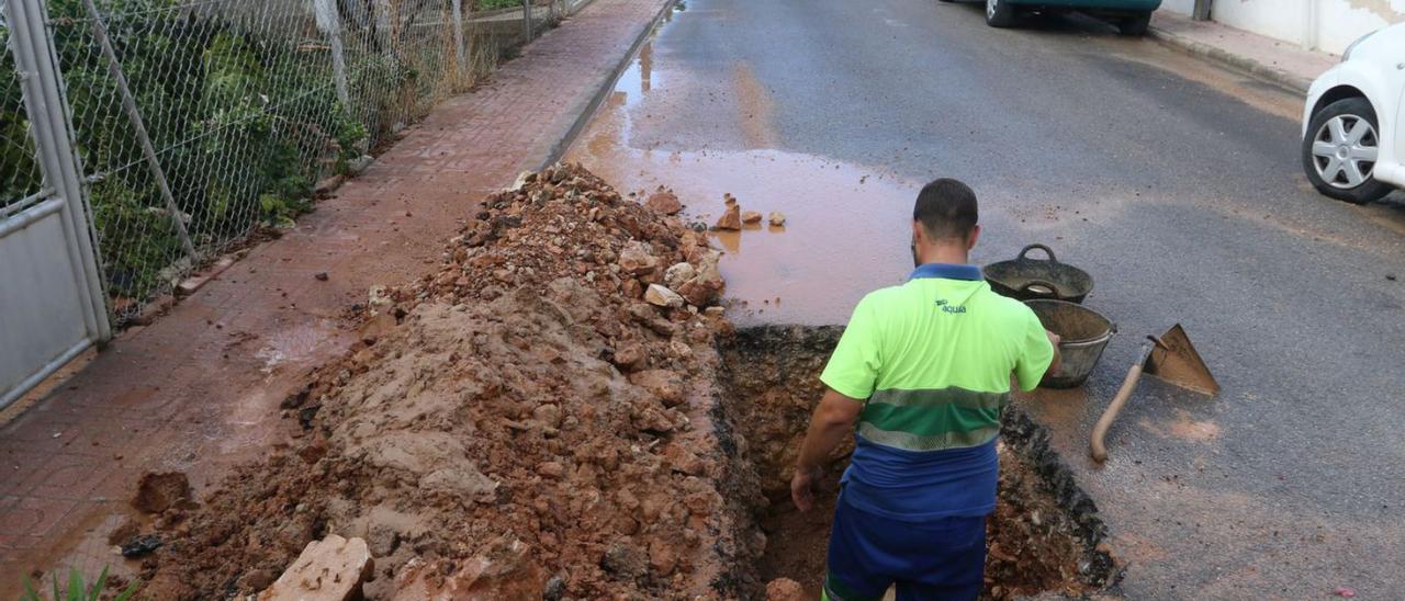 Reparación de una fuga de agua en Sant Antoni, en una imagen de archivo. | J. A. RIERA