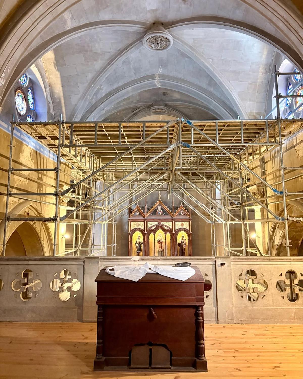 La bastida a l'església pel treball de la pintora