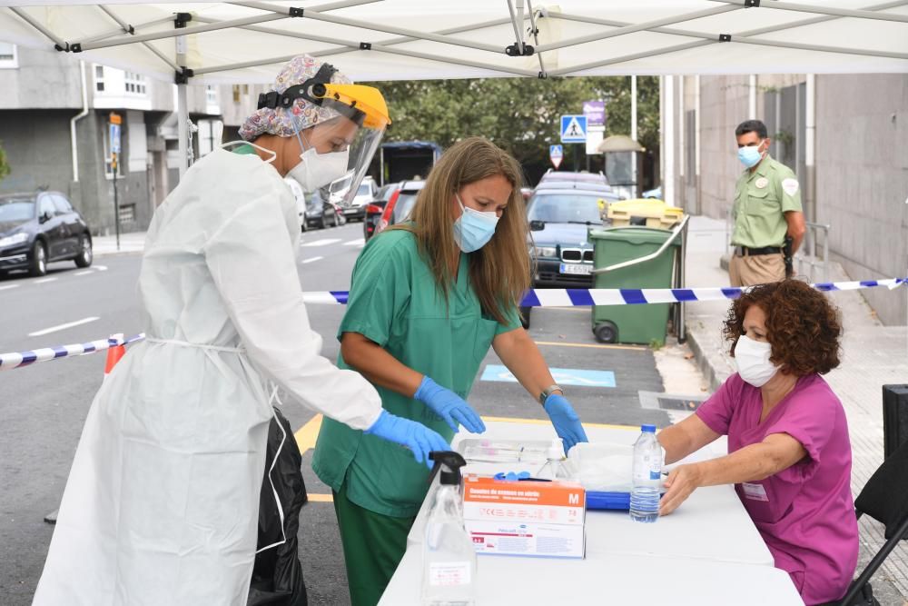 El área sanitaria de A Coruña y Cee instala un punto de 'autocovid' en la parte posterior del centro de salud de O Ventorrillo para facilitar la realización de pruebas PCR.