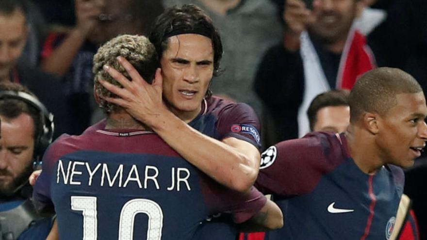 Cavani y Neymar se abrazan junto a Mbappé.