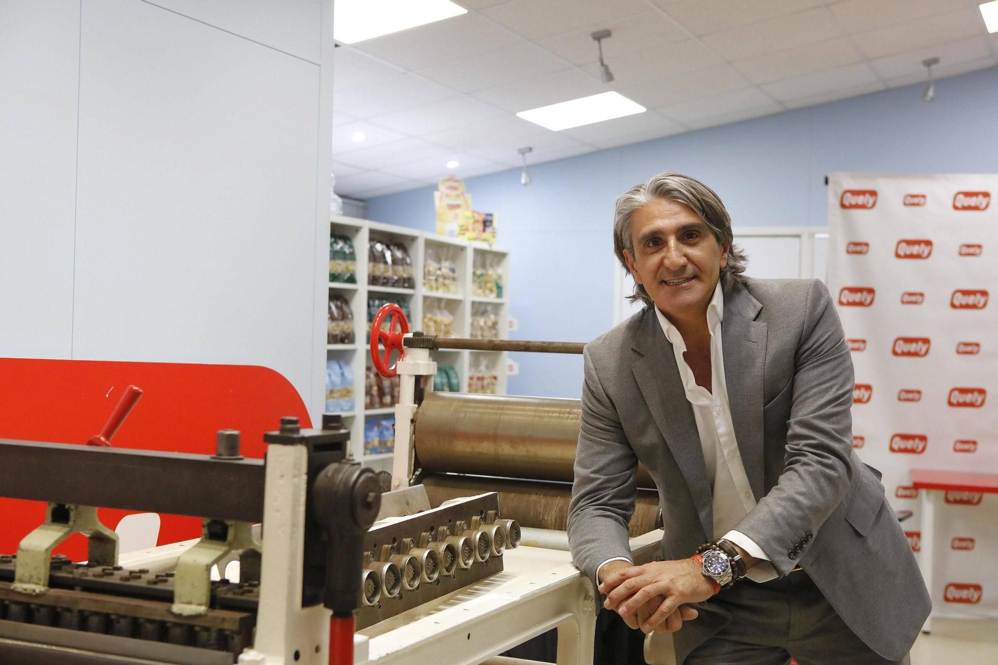 Gabriel Coll ist der CEO des Keksherstellers. Unten: Neu in der Produktpalette: die &quot;palitos&quot; der Maria-Kekse.