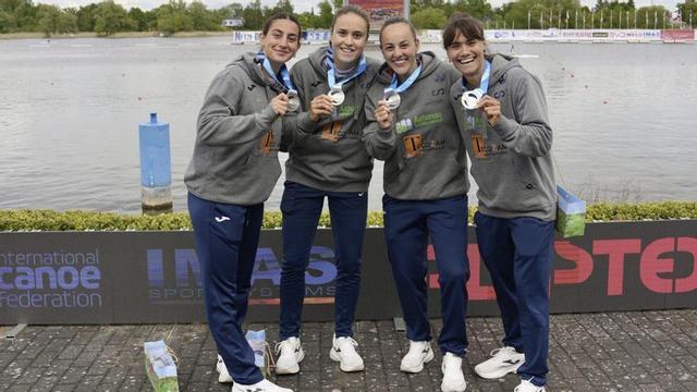 El K-4 femenino que logró la plata en la Copa del Mundo en Brandemburgo: por la izquierda, Daniela García, Lucía Val, Bárbara Pardo y Sara Ouzande