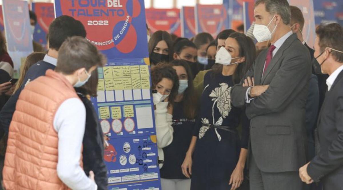 El equipo de Maristas explica su proyecto a los Reyes.