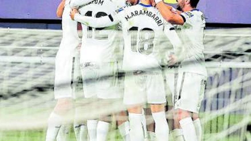 Los jugadores del Getafe celebran uno de sus goles. |  // L.O.